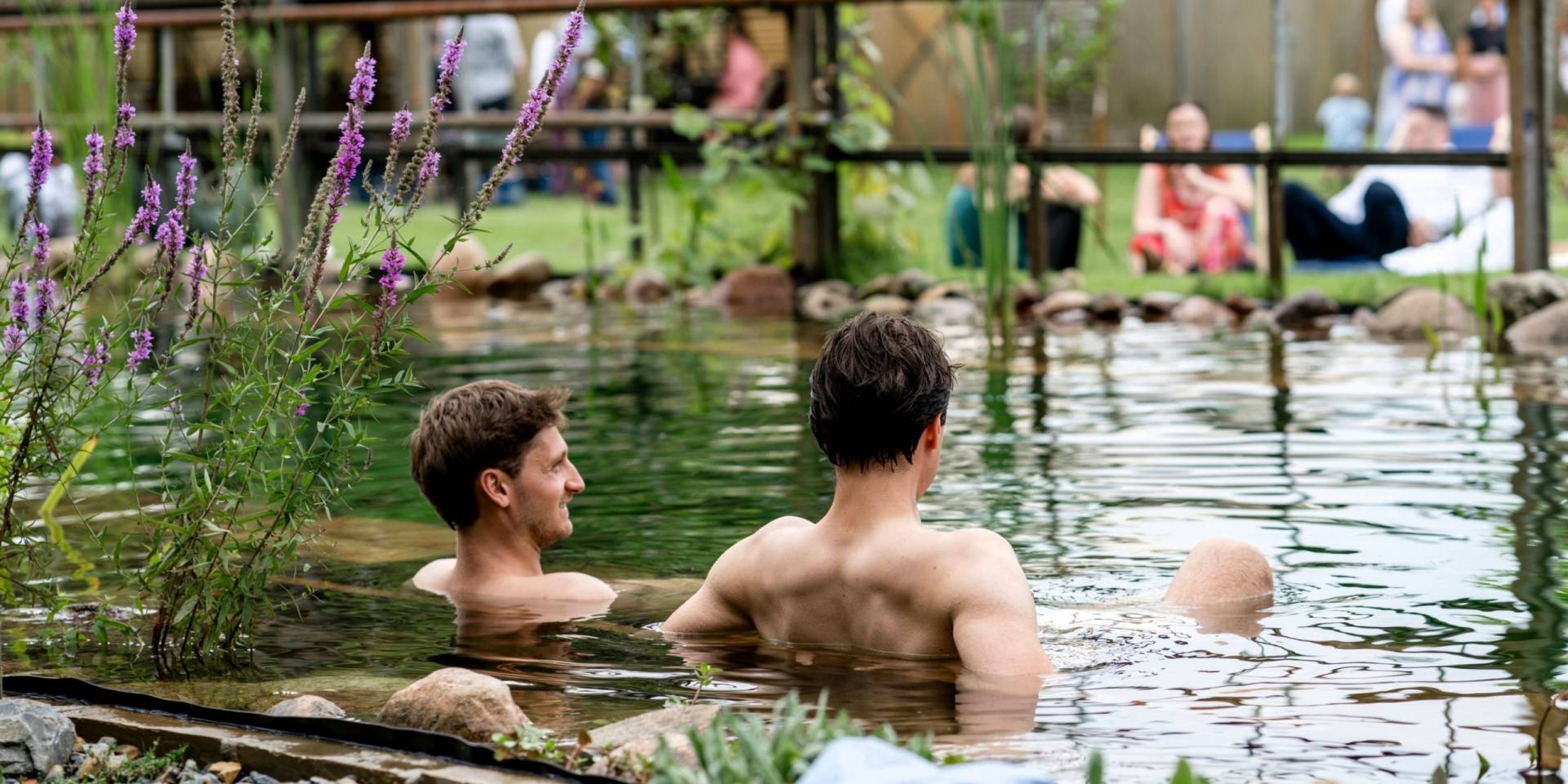 2 Männer sitzen im Naturpool